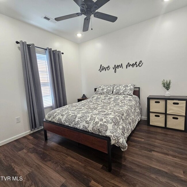Building Photo - Modern 2-bedroom, 2 bathroom apartment convienent location