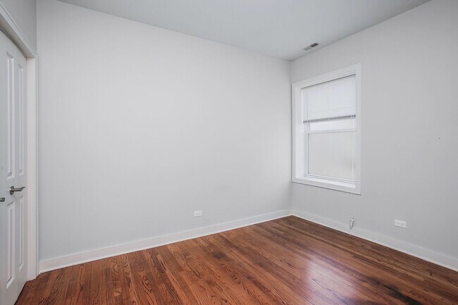 Building Photo - 3911 W Addison St