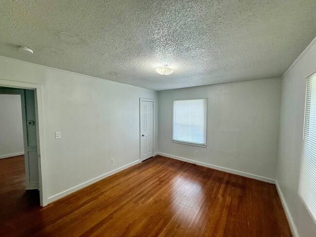 Building Photo - Two bedroom, 1 bath house in Burlington