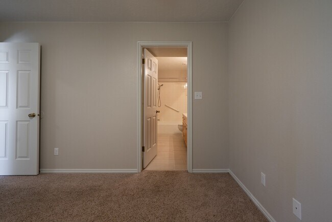 Building Photo - 2 Bedroom & 2 Bath Available in St. George!