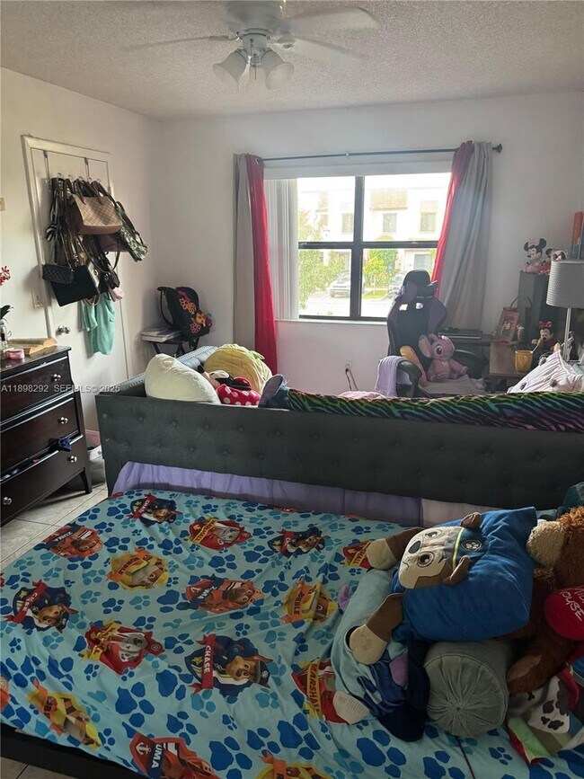 Building Photo - 911 NE 209th Terrace