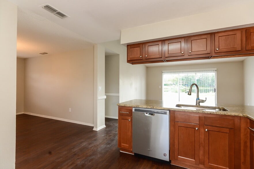 Building Photo - 4906 Hi Vista Cir