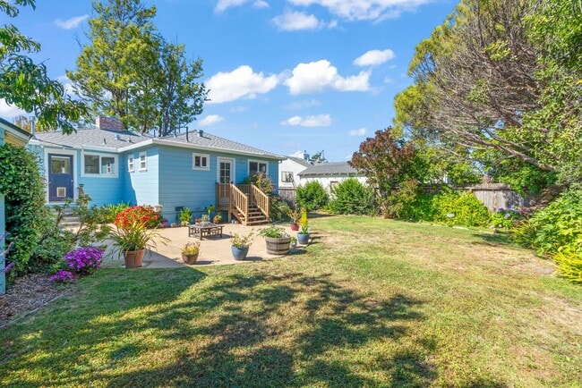 Building Photo - Pet Friendly 3Bd/2Ba Single-Family Home