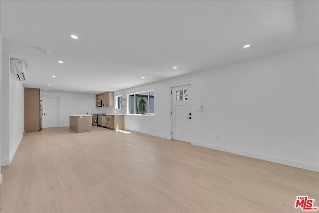 Building Photo - 6913 Encino Ave