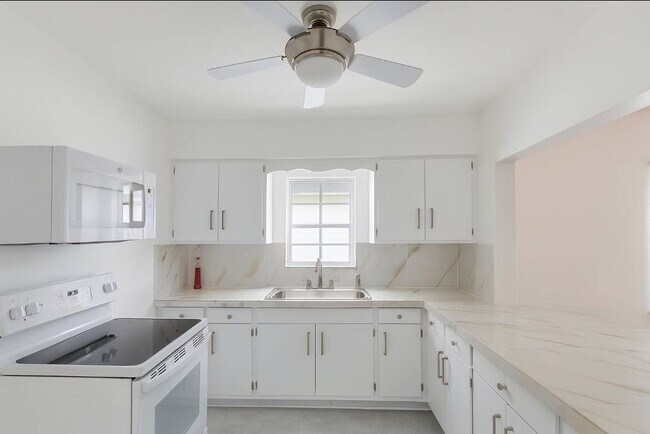 Building Photo - 3115 SW 25th Ter