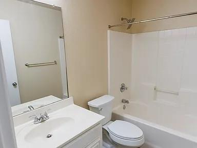 Building Photo - 2421 Collier Dr