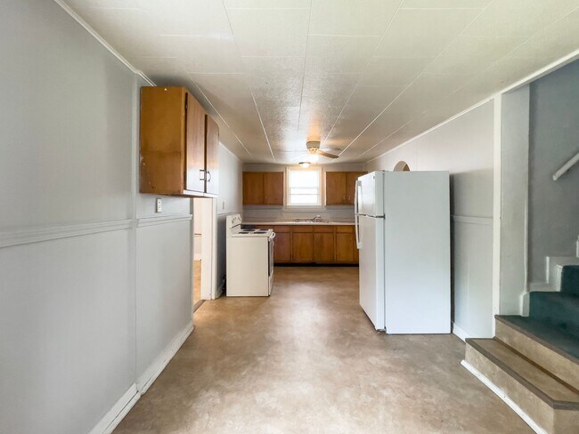 Building Photo - *AVAILABLE NOW!* Cozy Three Bedroom Home!