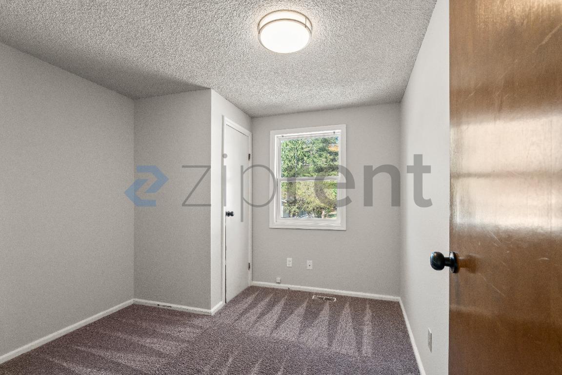 Building Photo - Unit