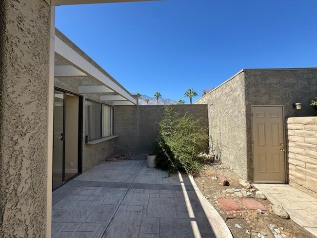 Building Photo - 837 N Calle De Pinos