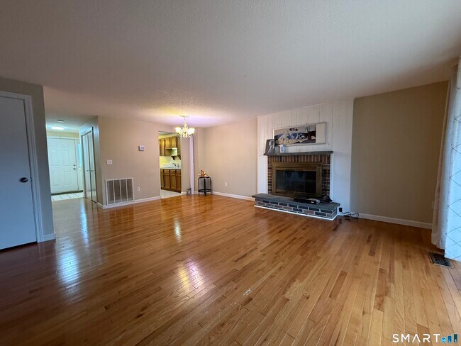 Building Photo - 32 Upper Pattagansett Rd