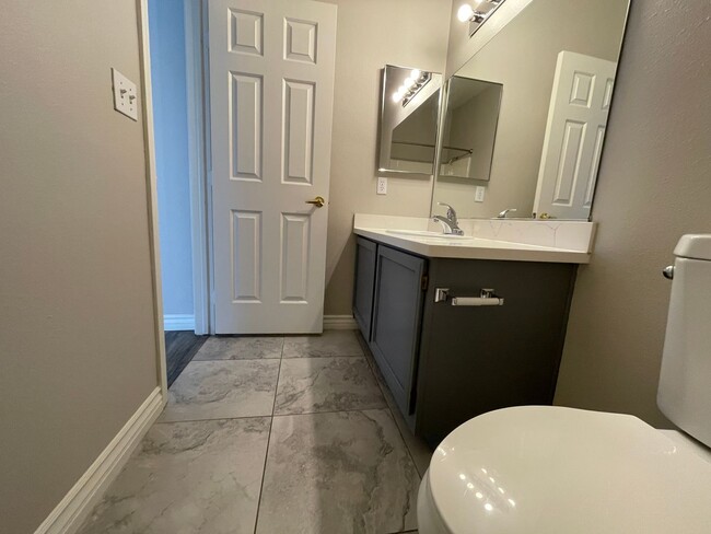 Building Photo - 2 Bedroom Summerlin Condo - Gated community