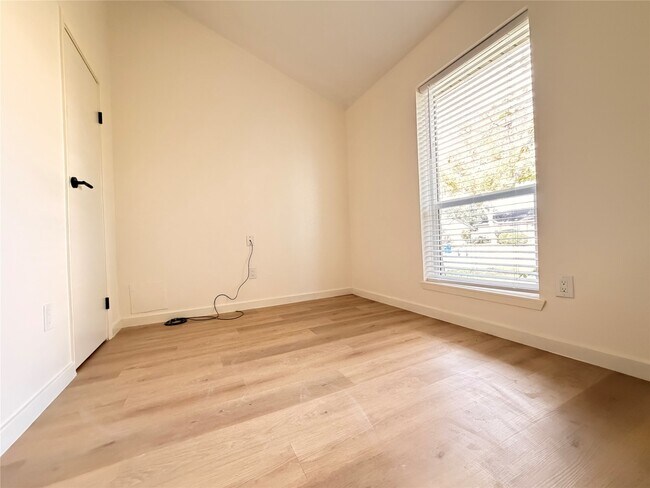 Building Photo - 2533 Knoxville Dr