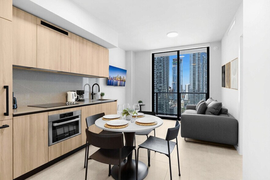 Building Photo - 501 NE 1st Ave