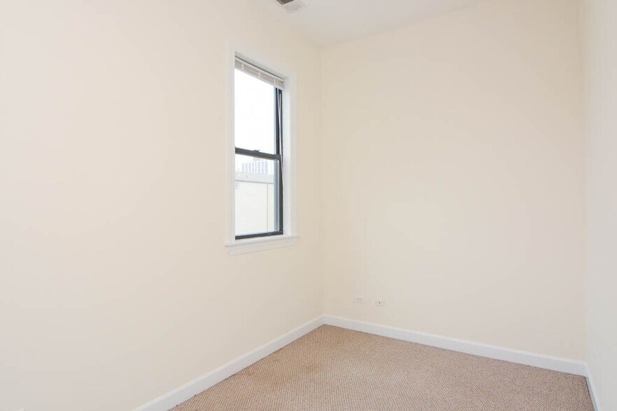 Building Photo - 4715 N Sheridan Rd