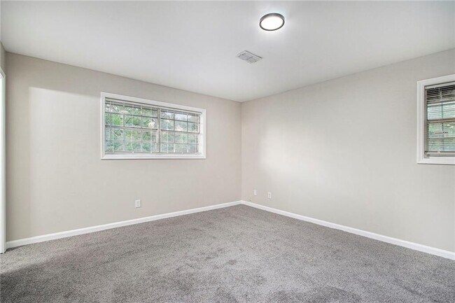 Building Photo - 2243 7 Oaks Cir