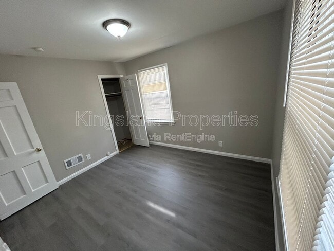 Building Photo - 10128 Cloverdale Dr