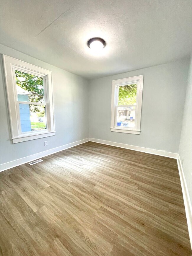 Building Photo - 2755 E Surrey Dr