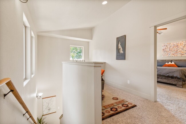 Building Photo - Charming, Furnished 3 bedroom Home w/ Garage