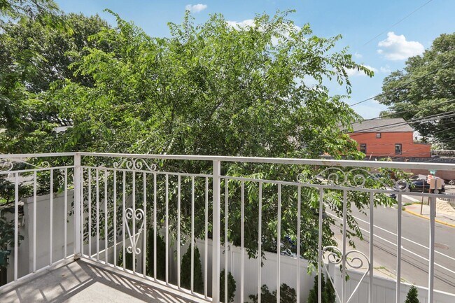 Building Photo - 131 Zabriskie St