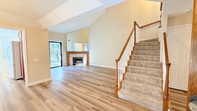 Building Photo - 1100 Sunshine Cir