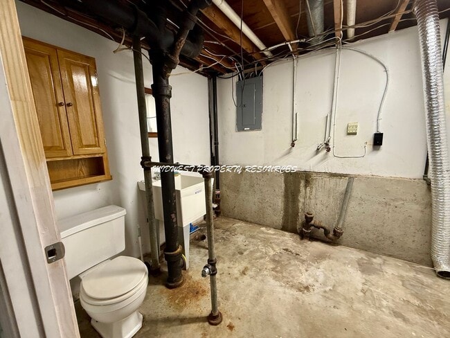 Building Photo - 4 Bedroom Home Near Downtown Lee’s Summit