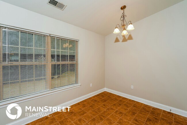 Building Photo - 2084 Edgewood Dr