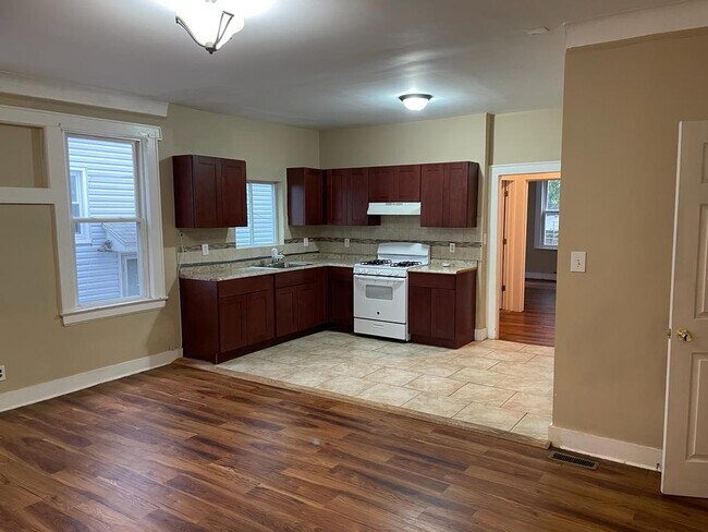 Primary Photo - 22 Underwood St