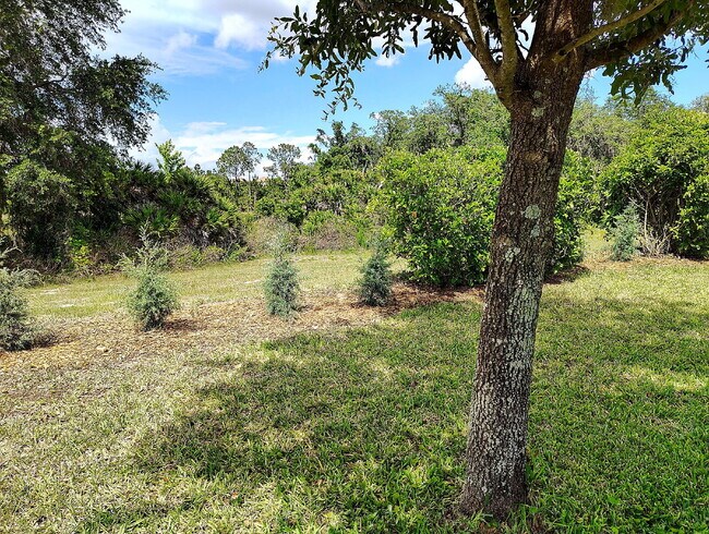 Building Photo - "Resort-Style Living in Davenport: Spacious 4-Bedroom Home with Solar Panels, Internet Included &...