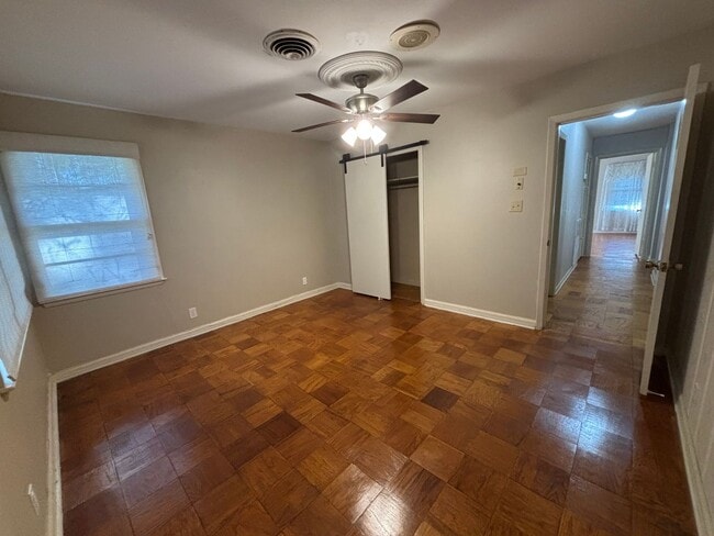 Building Photo - Large home in Brooadmor!