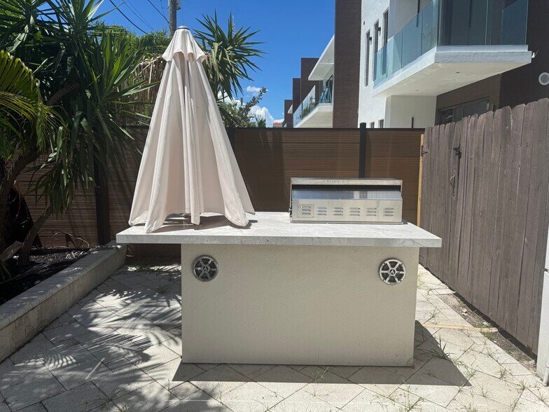 Building Photo - 2515 NE 18th St