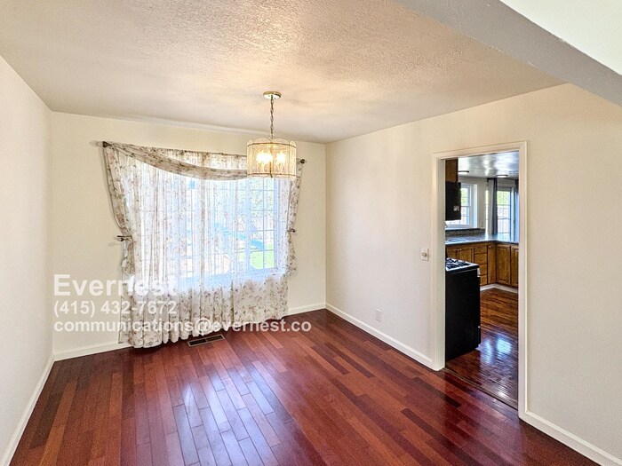 Building Photo - 1571 Sun Ln