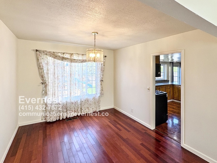 Building Photo - 1571 Sun Ln