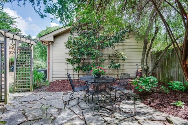 Building Photo - 107 Westover Park Ct