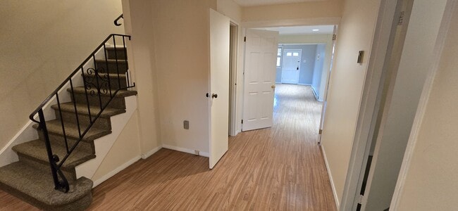 Building Photo - 142 E Maple St