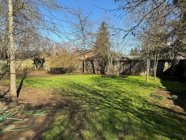 Building Photo - 3 Bedroom House in SW Eugene