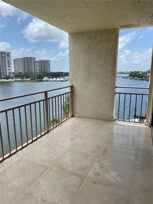 Building Photo - 1632 S Bayshore Ct