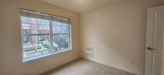 Building Photo - 3 Bed / 2 Bath Issaquah Highlands Townhome...