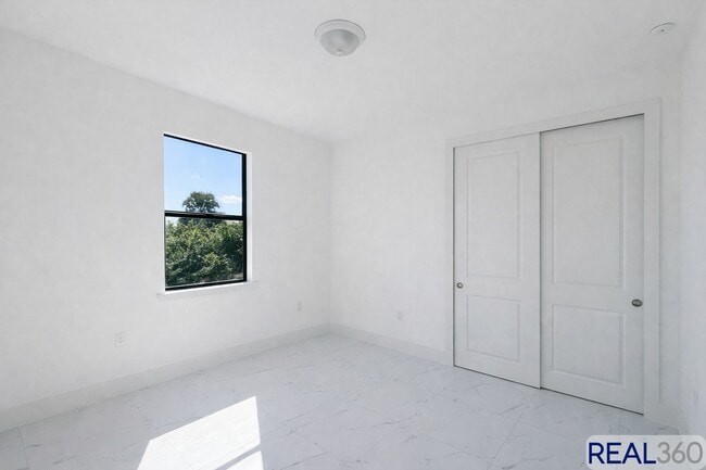 Building Photo - 966-968 Countess Ave