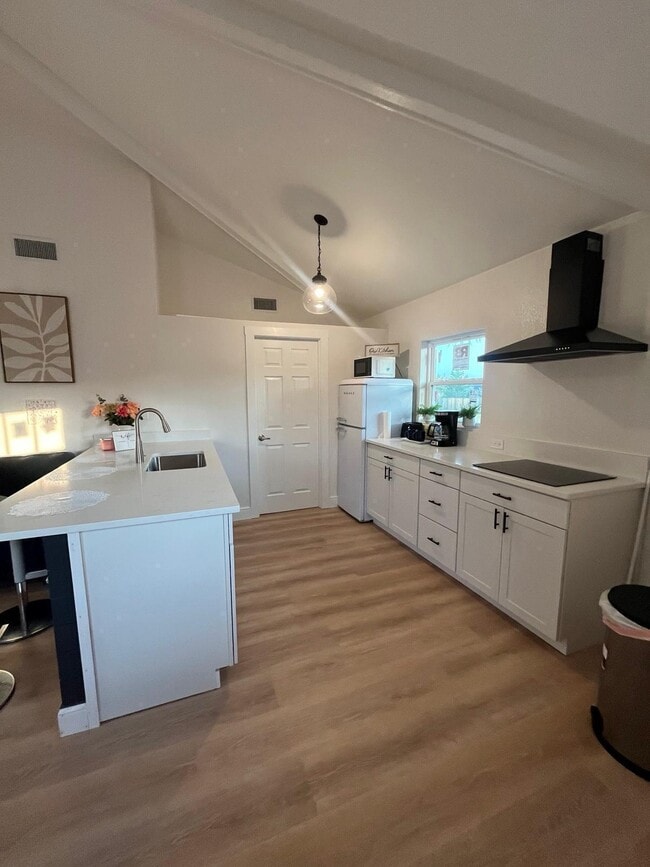 Building Photo - 2040 Falconhurst Pl