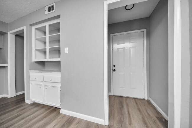 Building Photo - No Carpet. Private Yard. Extra Storage. What More Could You Ask For?