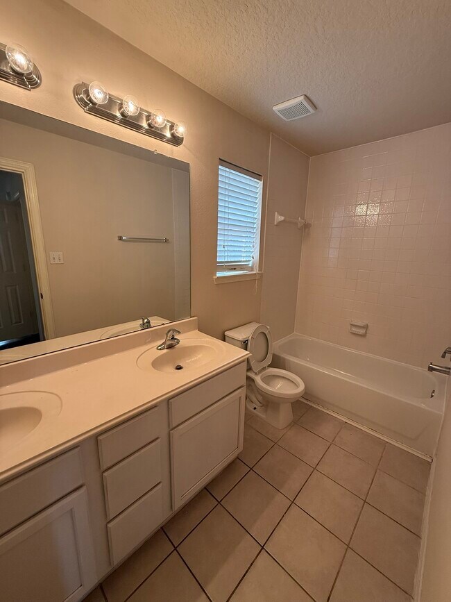 Building Photo - 2315 Glendavon Ln