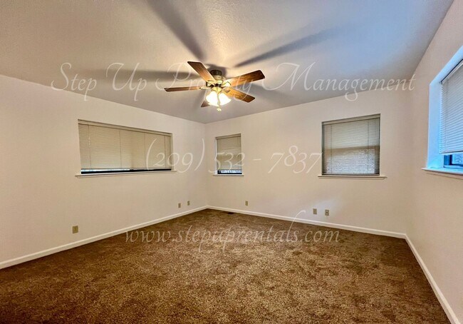 Building Photo - Cozy and Charming 3 Bedroom 2 Bathroom in ...