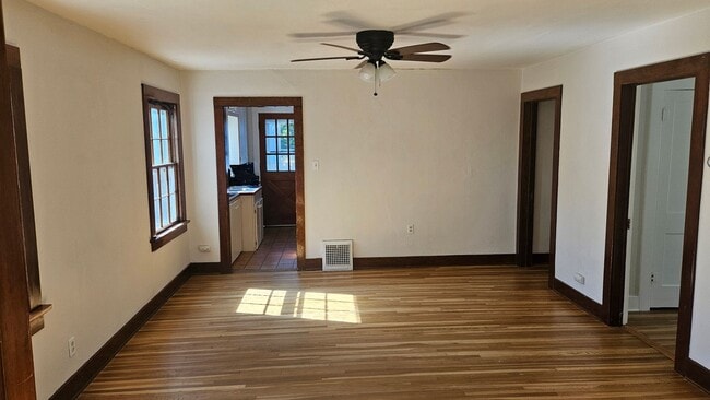 Building Photo - Cute and Cozy Old Town Home
