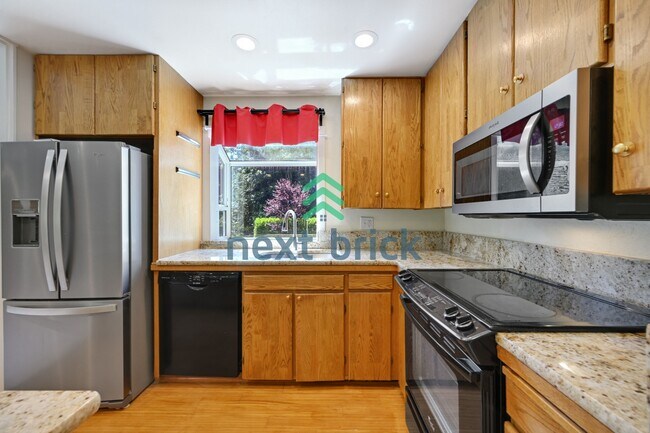 Building Photo - Expansive 4-Bedroom Sammamish Residence w/ Private Guest Suite & Included internet and landscaping.