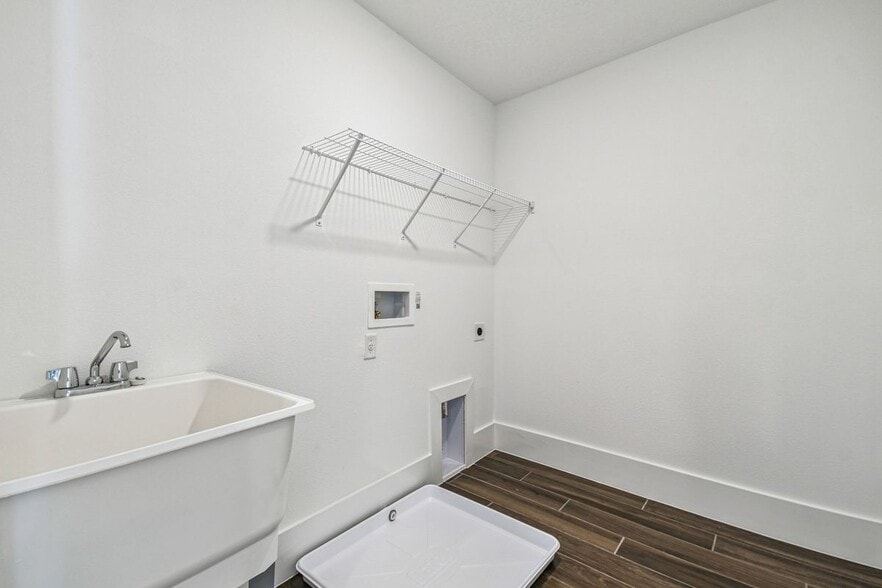 Building Photo - 1951 Risby Aly