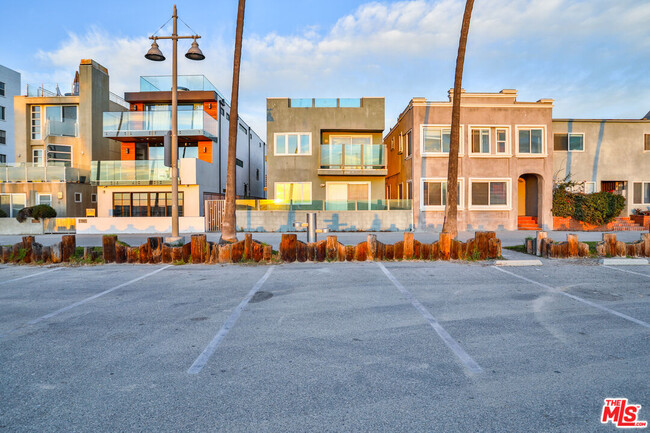 Building Photo - 2207 Ocean Front Walk