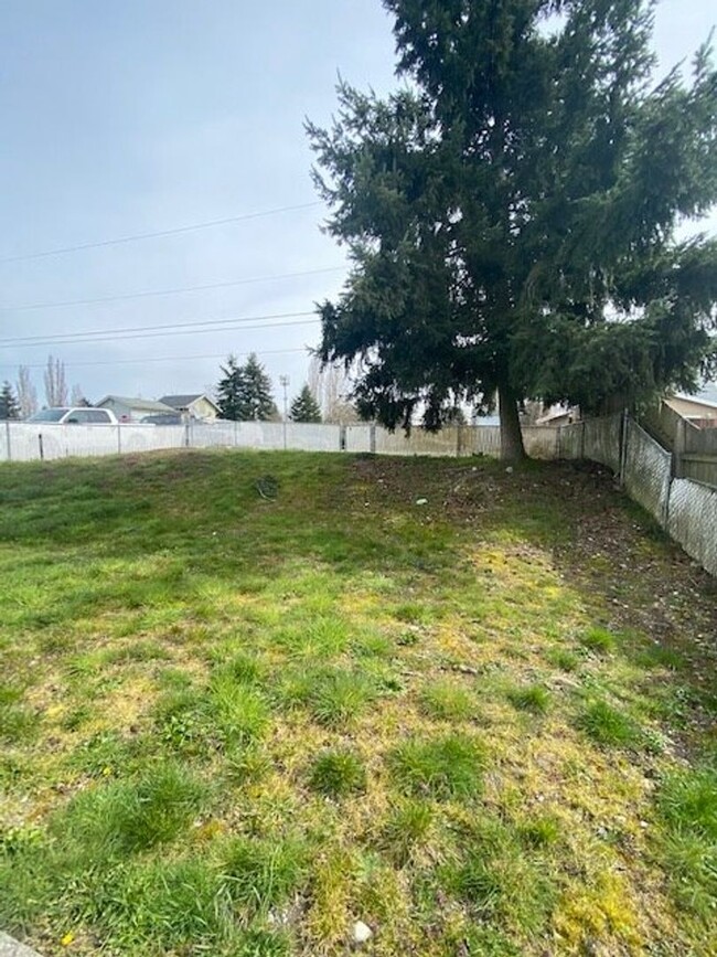 Building Photo - Split Entry Home near JBLM