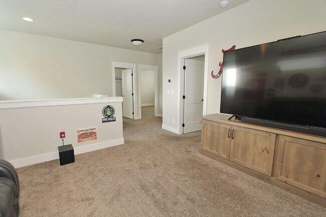 Building Photo - Lovely 4 bed 2 1/2 bath Home in Meridian, Available first week of July