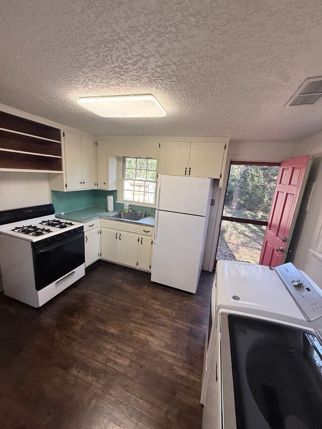 Building Photo - Adorable 2 bed 1 bath cottage with large yard and lots of privacy