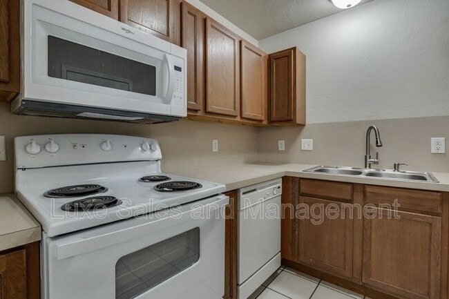 Building Photo - 1736 W Palm Pl